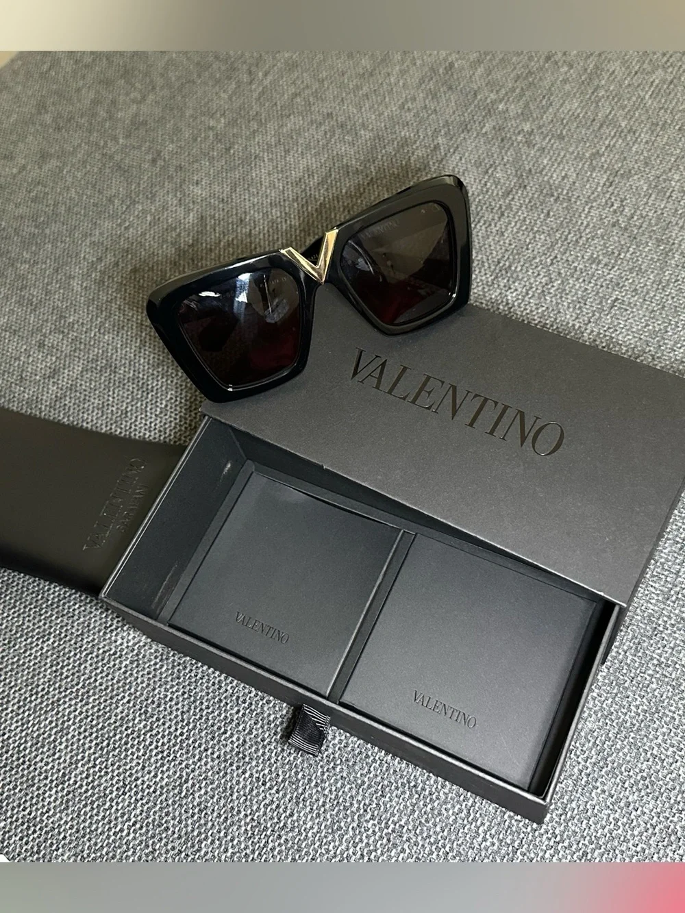 VALENTINO V-GOLDII Oversized Butterfly Sunglasses NIB Authentic Black/Smoke Grey - Picture 3 of 11